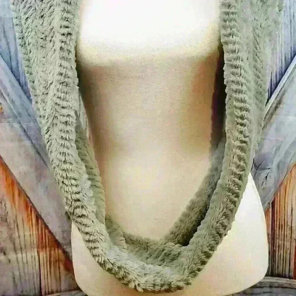 GRAY FAUX FUR Lightweight SOFT INFINITY Scarf Stretch REVERSIBLE 7.5" x 29" - Picture 4 of 5